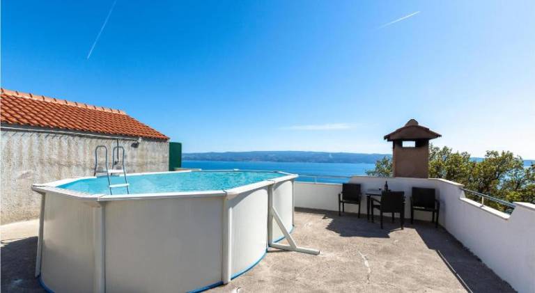 House with jacuzzi — photo 2