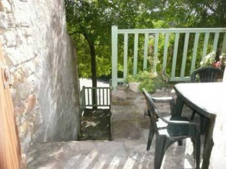 Gite with barbecue, patio & yard — photo 4