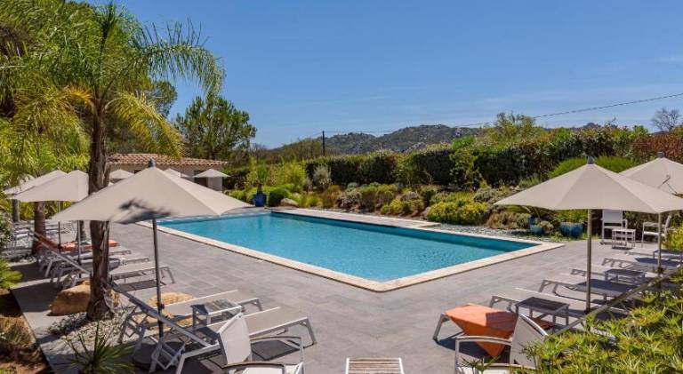 Vacation home with yard, pool & BBQ — photo 3