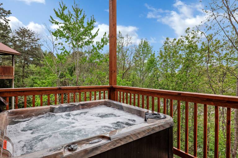 Cabin with hot tub & barbeque | Mountain view in Pigeon Forge, TN