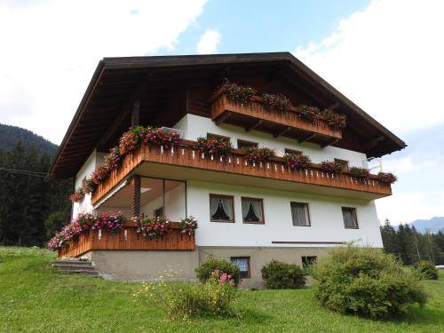 Holiday apartment with barbeque & yard in Valle di Casies