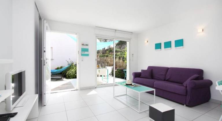 Serviced apartment with yard, barbeque & pool — photo 2