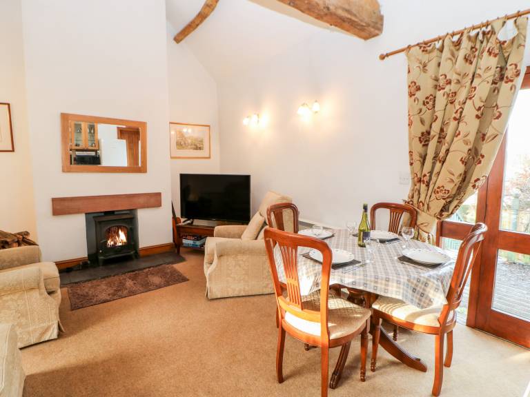 Child-friendly charming cottage with jacuzzi & yard | Pets are welcome — photo 3