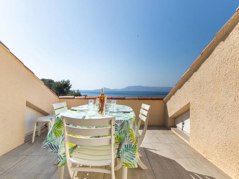 Apartment with yard & patio | Sea view — photo 2