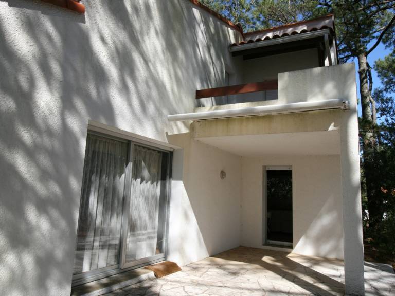 Vacation home with yard — photo 2