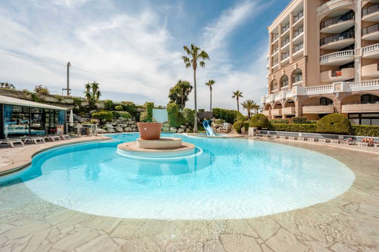 Family-oriented pleasant apartment with patio, yard & pool | Next to the beach | Pets are welcome — photo 4