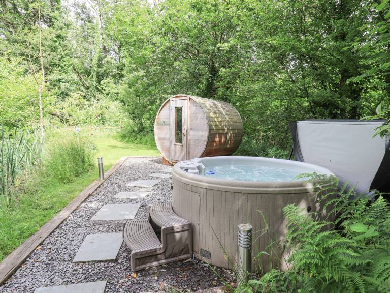 Child-friendly lovely cottage with yard, sauna & hot tub | Beach view | Dogs allowed — photo 5