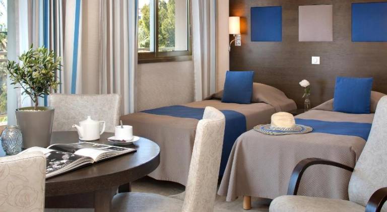Serviced apartment with yard & patio in Antibes