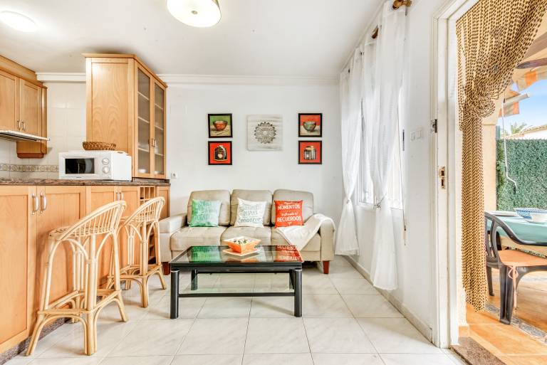Rental apartment with terrace, pool & yard — photo 5