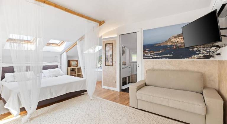 Ample villa with pool & hot tub | Suitable for remote work | Dogs allowed — photo 2