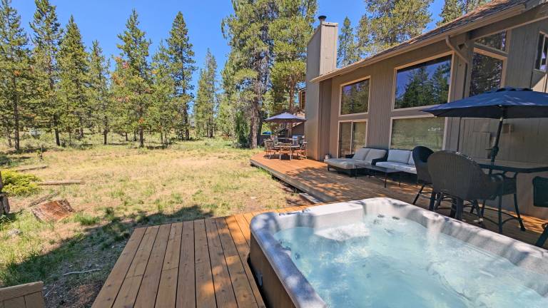 Vacation home with BBQ, pool & jacuzzi in Bend, OR