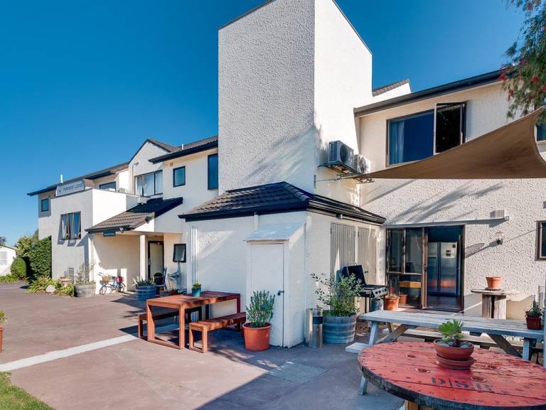 Vacation home with yard, grill & terrace in Napier