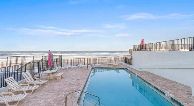 Vacation home with pool | Beach nearby | Pet-friendly — photo 3