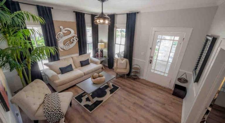 House with 1 room for 6 persons in Tampa, FL