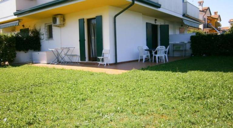 Rental apartment with patio, pool & yard — photo 5