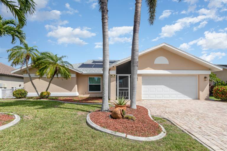 Family-oriented spacious vacation home with private pool & BBQ | Water view | Pets allowed — photo 3