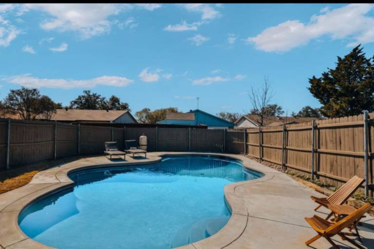 House with pool in Addison, TX