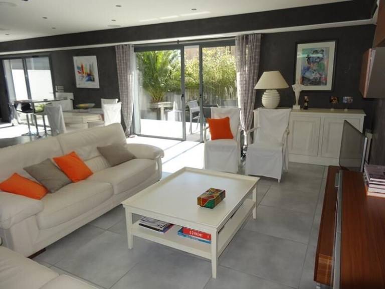 Fully equipped villa with private pool, barbecue & yard | Pool view | Beach nearby | Dogs allowed — photo 2
