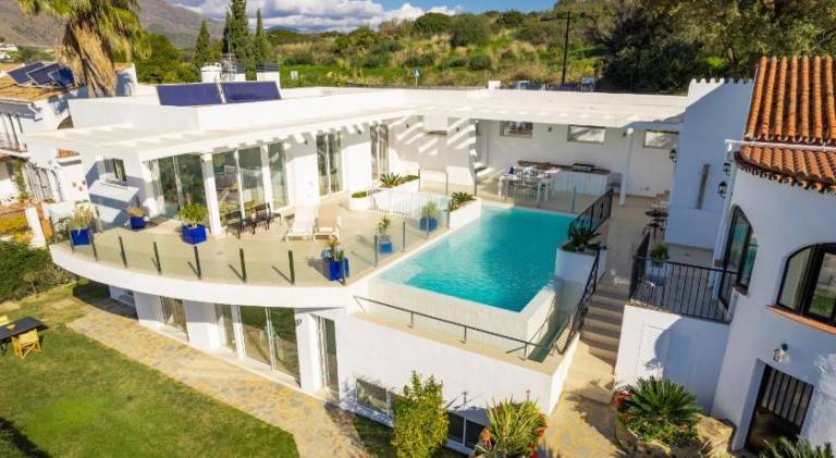 Ample villa with pool, grill & patio | Dogs allowed in Estepona