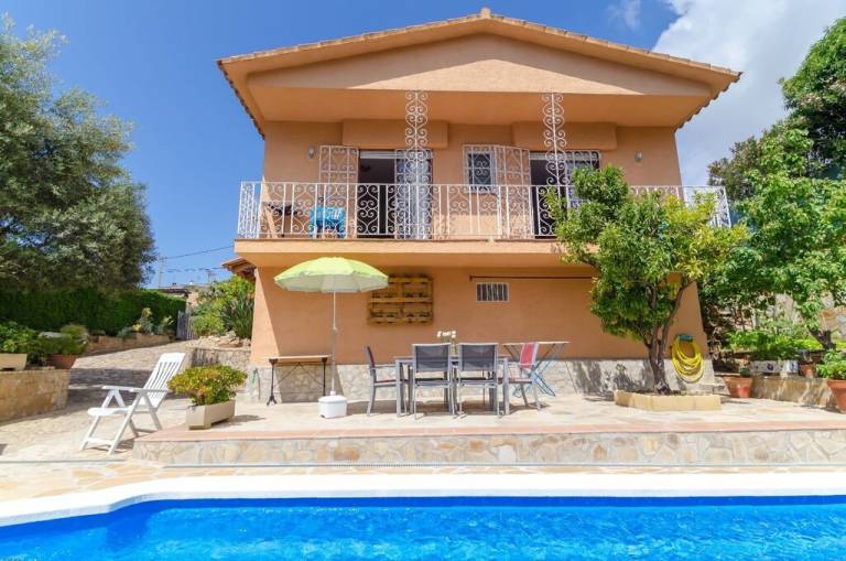 Family-friendly wonderful villa with barbeque, patio & private pool | Pool view | Pets are welcome — photo 3