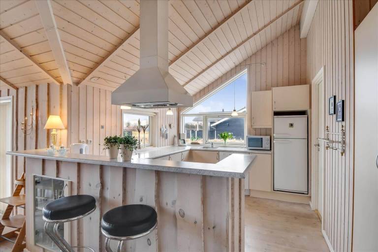 House with jacuzzi, sauna & patio — photo 5