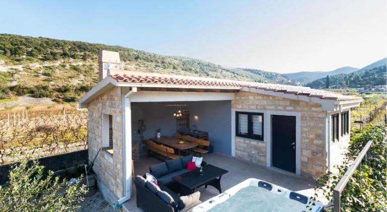 Vacation home with hot tub | Pet-friendly in Postira