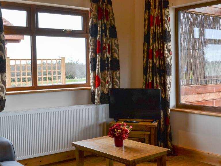 Children-friendly charming cottage with hot tub & garden | River view | Pets allowed — photo 3