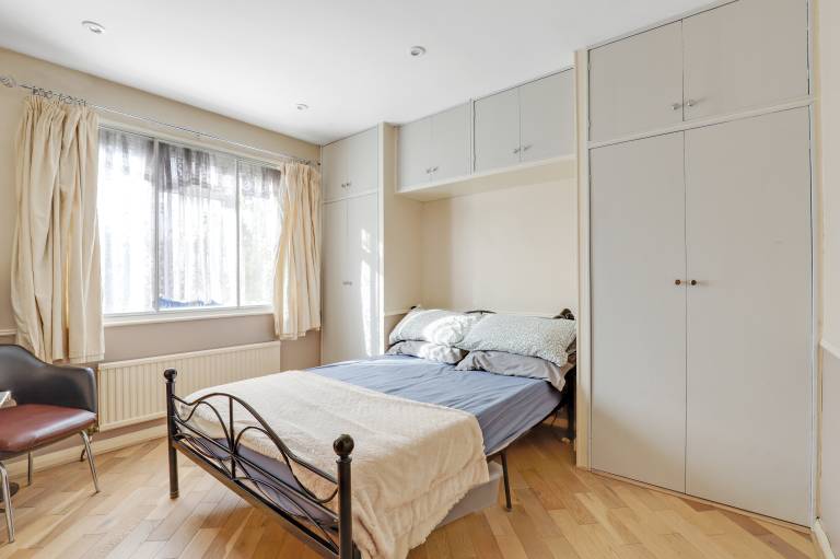 Cozy Apartment with Garden and Modern Amenities