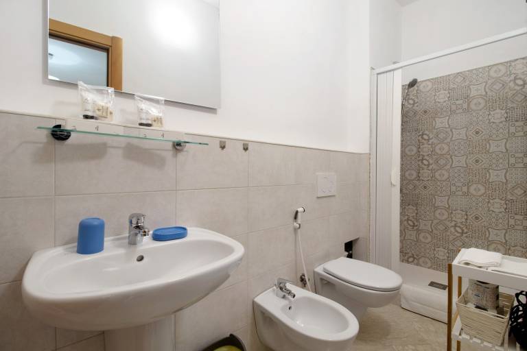 Room 'Ginevra - Camera 4' with Wi-Fi and Air Conditioning — photo 4
