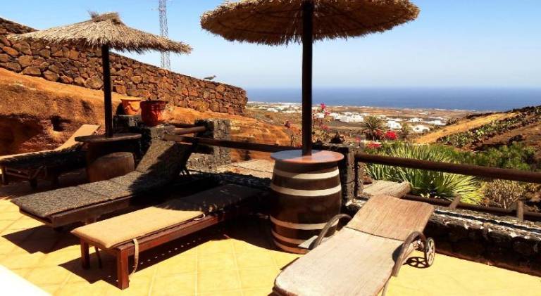 Vacation home with pool — photo 4