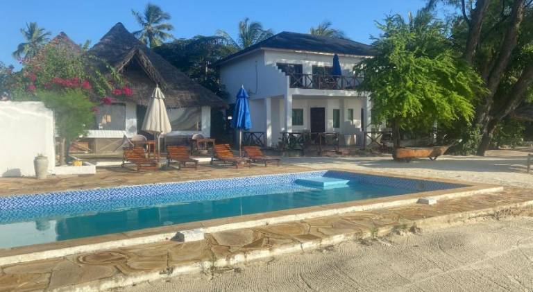 Kaure Sand Beach Lodge in Uroa