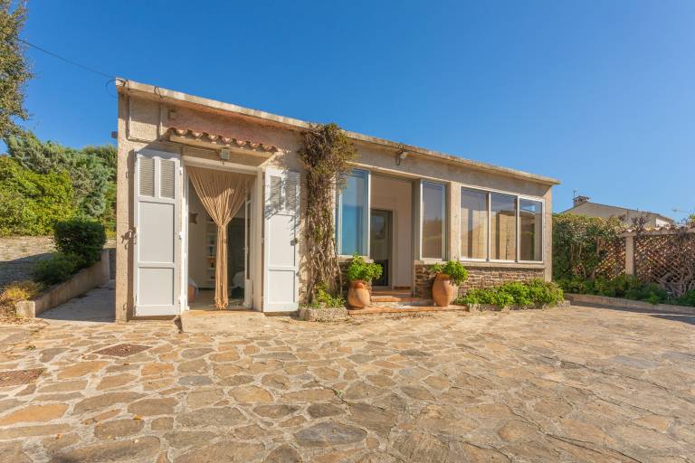 Charming Villa in Bormes-les-Mimosas: Comfort, Relaxation & Beaches Nearby. Pets Welcome — photo 2