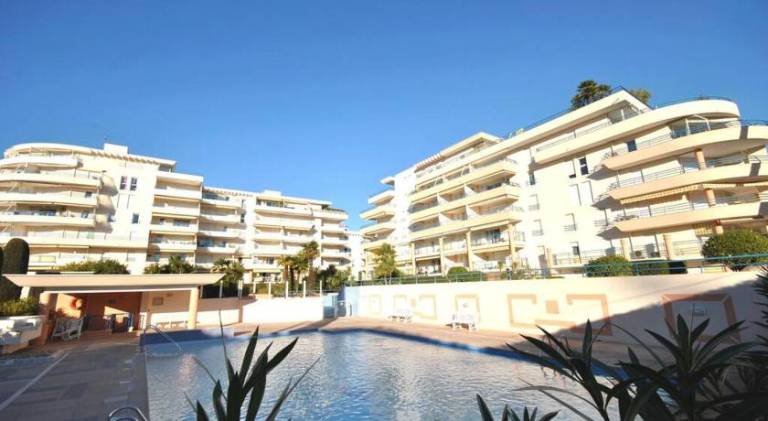Apartment with pool in Fréjus