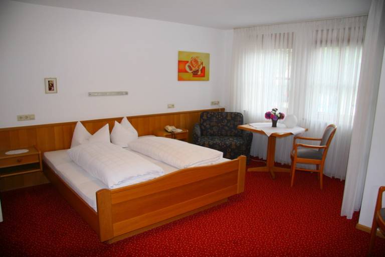 Doppelzimmer mit Balkon Dusche und WC