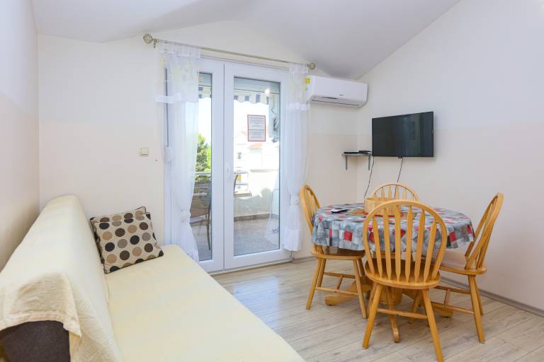 One bedroom apartment with balcony Srima - Vodice, Vodice (A-23593-d) — photo 3
