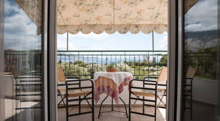 Holiday apartment with BBQ, terrace & yard — photo 3