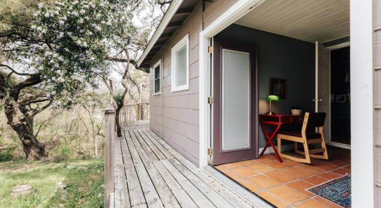 Magical Creekside UT Treehouse Walk to Moody Center Free Parking — photo 4
