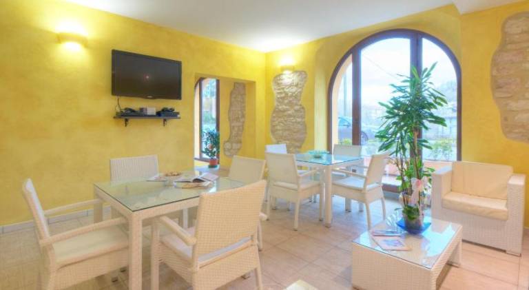 Serviced apartment with jacuzzi, pool & patio — photo 4