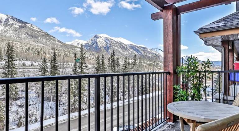 Spacious serviced apartment with jacuzzi, patio & garden | Dogs allowed — photo 4