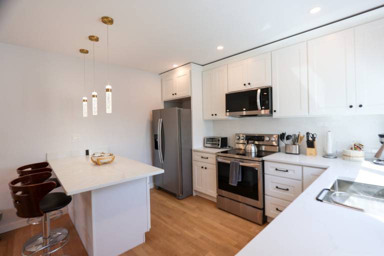 THO752 Modern 2BR/2BA Gem near MIT Central Cambridge — photo 4