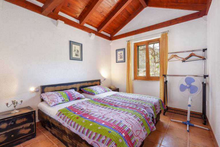 Charming vacation home with yard, barbeque & private pool | Garden view | Pets allowed — photo 5