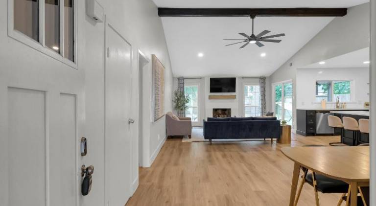 Spacious vacation home | Perfect for remote work | Pets are welcome — photo 3