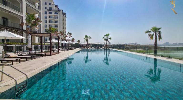 Stylish 2BR with Balcony in Yas Golf Fairways — photo 2