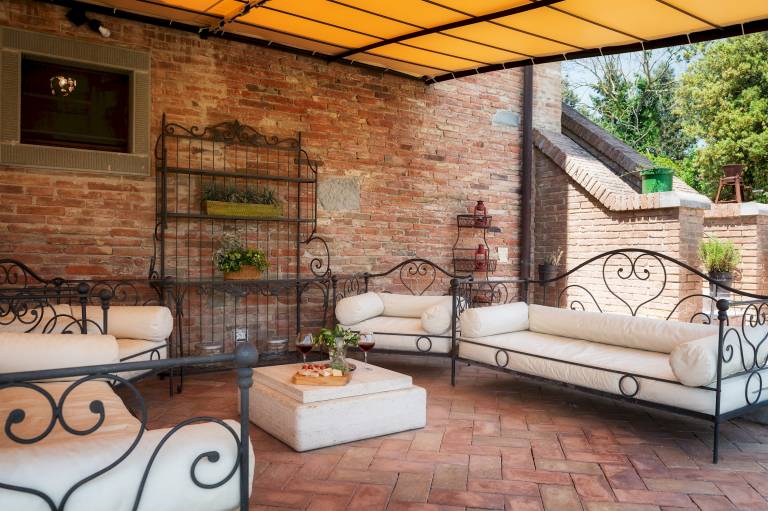 Villa with yard, barbecue & jacuzzi — photo 2