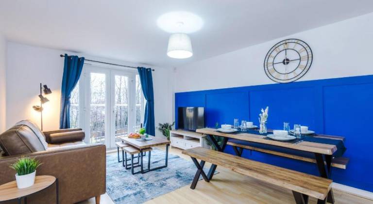 The Salford Luxe Apt - Chic & Modern 2-Bed Living - Business or Work-Friendly Stay by Parydise Prope — photo 2
