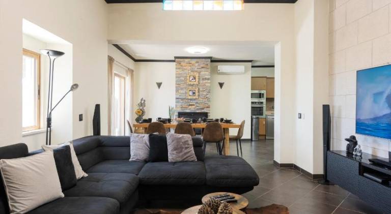 Vacation home with pool — photo 2