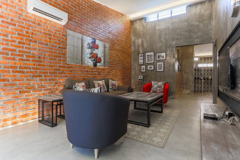 House with grill — photo 3