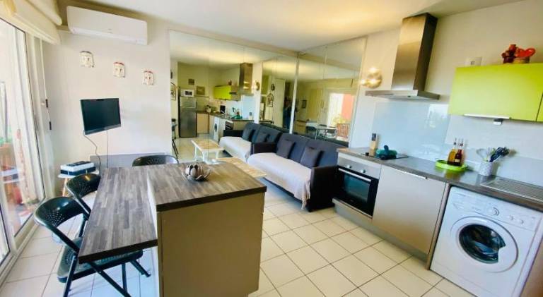 Rental apartment with yard, barbeque & patio — photo 3
