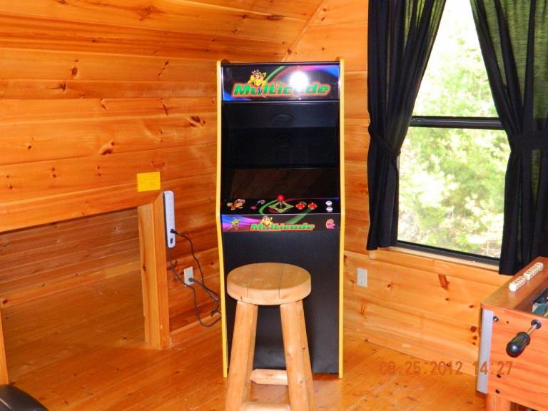 Pet Friendly Pool Table Arcade Hot Tub WiFi Fireplace — photo 4