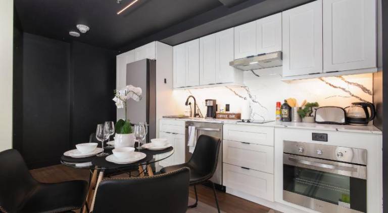 Sleek 2BR On Rvrwalk Gym Parking Near Conv Ctr — photo 3